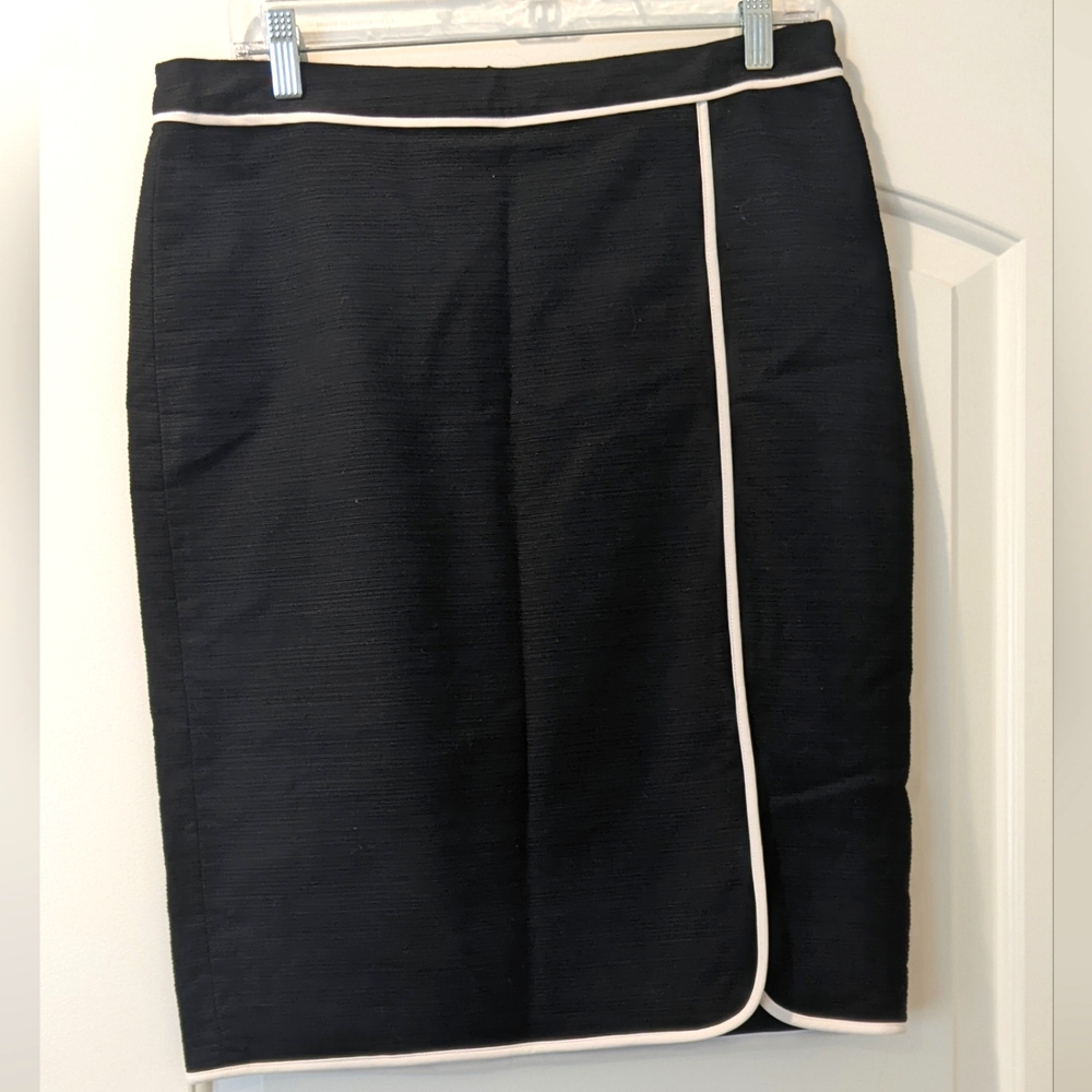 Ann Taylor black pencil skirt with white piping size 8